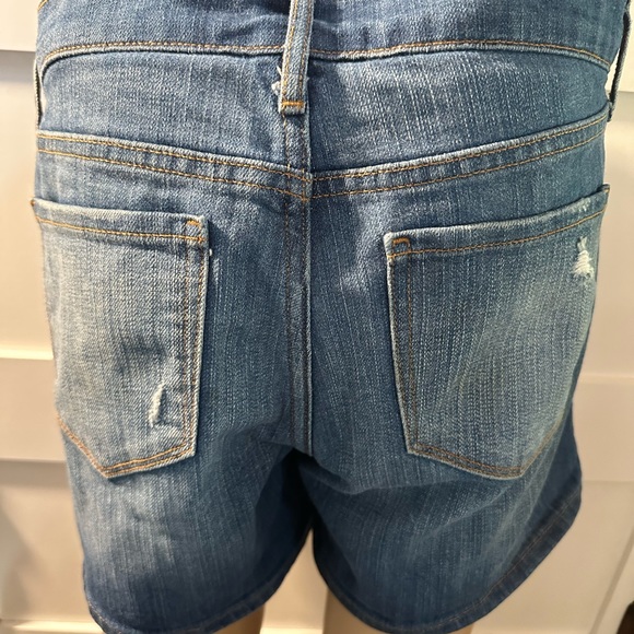 Old Navy Distressed Boyfriend Denim Shorts | Size 4 | Trendy and Comfortable - Picture 4 of 8